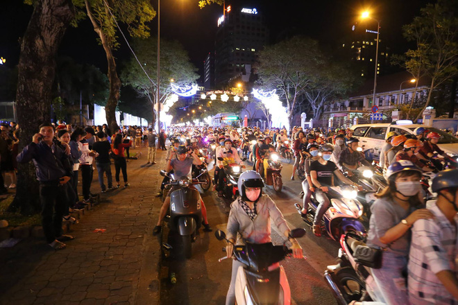 chum anh cac nga duong sai gon va ha noi un tac kinh hoang dem giang sinh