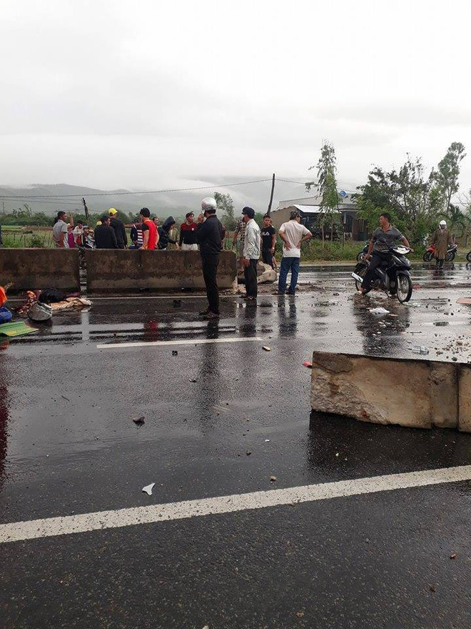 khanh hoa xe khach mat lai dam vao dai phan cach lat giua duong khien 3 nguoi bi thuong