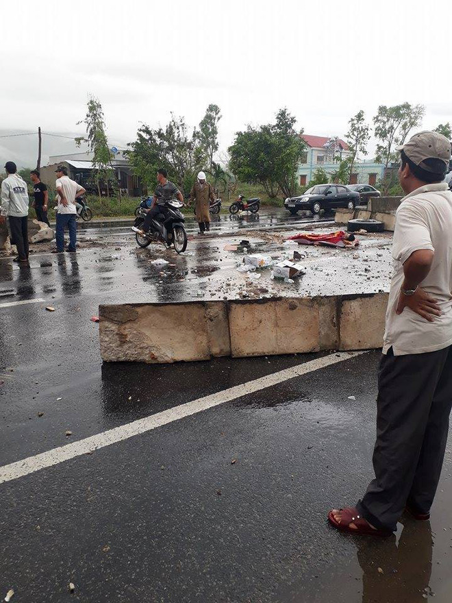 khanh hoa xe khach mat lai dam vao dai phan cach lat giua duong khien 3 nguoi bi thuong