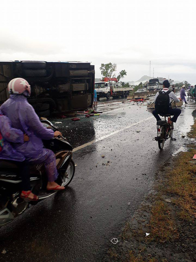 khanh hoa xe khach mat lai dam vao dai phan cach lat giua duong khien 3 nguoi bi thuong