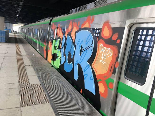 buc xuc hinh anh doan tau duong sat tren cao cat linh ha dong bi boi ban bang hinh ve graffiti chi chit