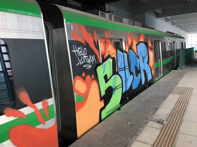 buc xuc hinh anh doan tau duong sat tren cao cat linh ha dong bi boi ban bang hinh ve graffiti chi chit