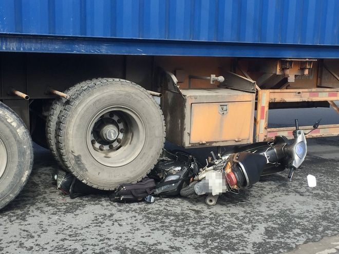 xe container om cua tong 2 xe may 2 nguoi nguy kich 1 nguoi nhay khoi xe thoat chet