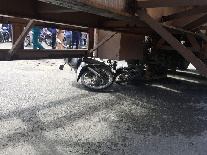 xe container om cua tong 2 xe may 2 nguoi nguy kich 1 nguoi nhay khoi xe thoat chet