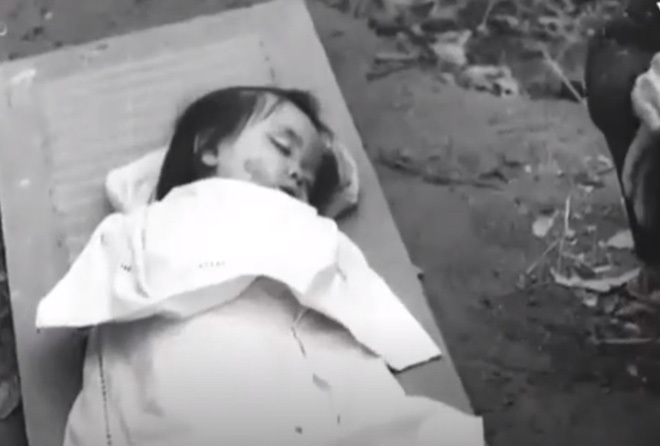 clip dau don ve ky uc kham thien cach day 45 nam 26 nguoi trong nha deu chet chi con ba me 73 tuoi cam hon gach vo