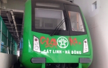 nguoi boi ban doan tau duong sat tren cao cat linh ha dong bang hinh ve graffiti co the doi dien an tu giam