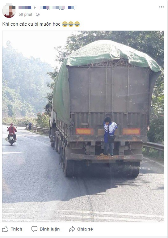 tu hinh anh cau be bam duoi xe tai dan mang thi nhau ke lai chuyen nghich dai thoi tre trau