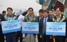 vua xuong san bay hanh khach ngo ngang khi duoc tang hoa chup anh vi la khach bay thu 94 trieu