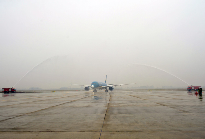 vua xuong san bay hanh khach ngo ngang khi duoc tang hoa chup anh vi la khach bay thu 94 trieu