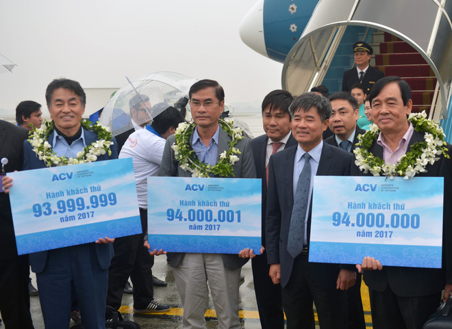 vua xuong san bay hanh khach ngo ngang khi duoc tang hoa chup anh vi la khach bay thu 94 trieu