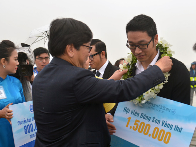 vua xuong san bay hanh khach ngo ngang khi duoc tang hoa chup anh vi la khach bay thu 94 trieu