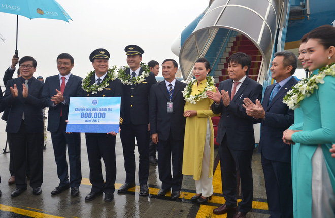 vua xuong san bay hanh khach ngo ngang khi duoc tang hoa chup anh vi la khach bay thu 94 trieu