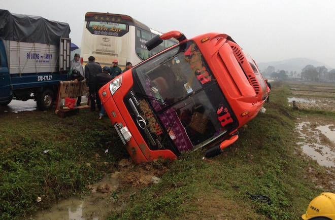 hang chuc nguoi la het hoang so khi xe khach tranh nhom hoc sinh lao xuong muong nuoc