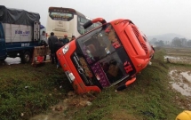 hang chuc nguoi la het hoang so khi xe khach tranh nhom hoc sinh lao xuong muong nuoc