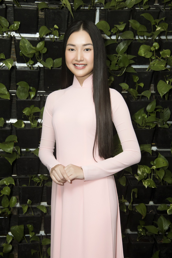 ngoc tran khoe ve dep dam chat hue tai su kien