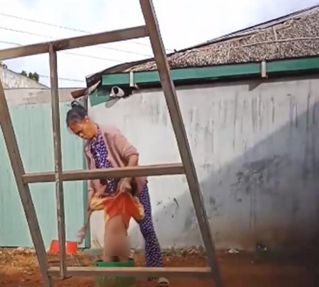 nguoi phu nu lay vat cung thoc manh vao bo phan sinh duc cua be trai 2 tuoi khai gi tai cong an