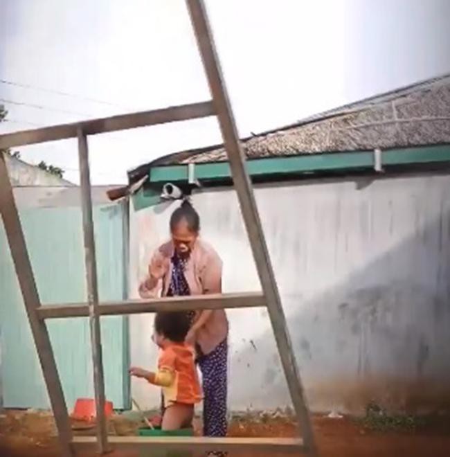 nguoi phu nu lay vat cung thoc manh vao bo phan sinh duc cua be trai 2 tuoi khai gi tai cong an