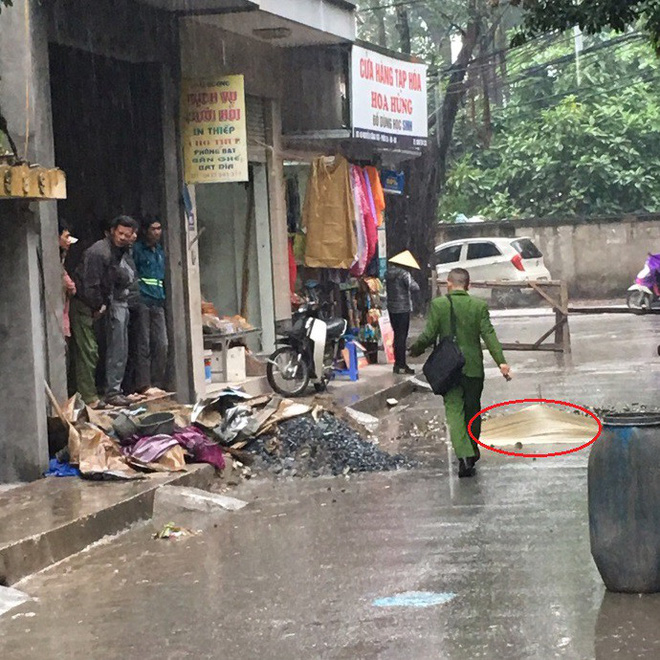 ha noi roi tu tang 4 xuong dat nguoi dan ong lam nghe tho moc chet thuong tam
