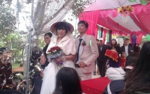 dam cuoi hanh phuc cua cap doi chong kem vo 1 giap sau hon 3 nam hen ho