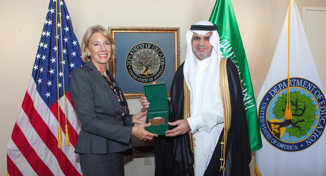 nguoi my tuc gian vi cac bo truong trong noi cac cua ong trump hoat dong qua bi mat