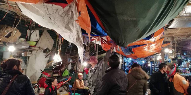 nghe an tieu thuong bo chay toan loan khi ong sat dai 2m roi thang xuong cho