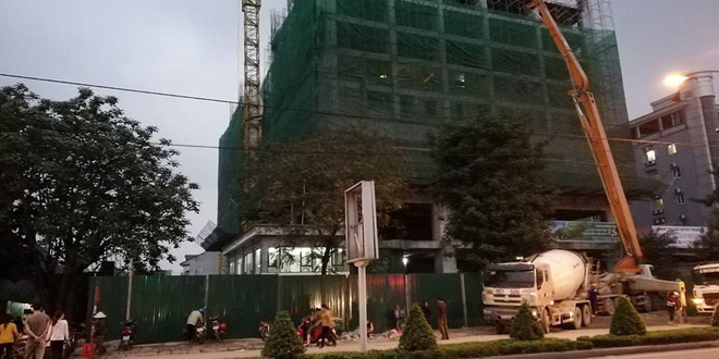 nghe an tieu thuong bo chay toan loan khi ong sat dai 2m roi thang xuong cho