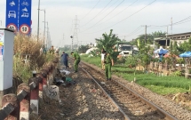 tphcm bo lai xe may nguoi phu nu leo qua rao chan lao dau vao xe lua tu vong