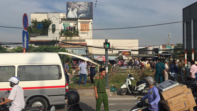 tphcm bo lai xe may nguoi phu nu leo qua rao chan lao dau vao xe lua tu vong