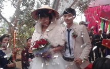 cap doi chong kem vo 2 giap lam dam cuoi gay xon xao tung bi hai gia dinh phan doi khong cho yeu nhau
