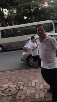 clip bi nhac nho do xe chan cua hang nguoi dan ong lien tuc nho nuoc bot dung ngoay mong vut rac phia truoc cua hang