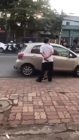 clip bi nhac nho do xe chan cua hang nguoi dan ong lien tuc nho nuoc bot dung ngoay mong vut rac phia truoc cua hang