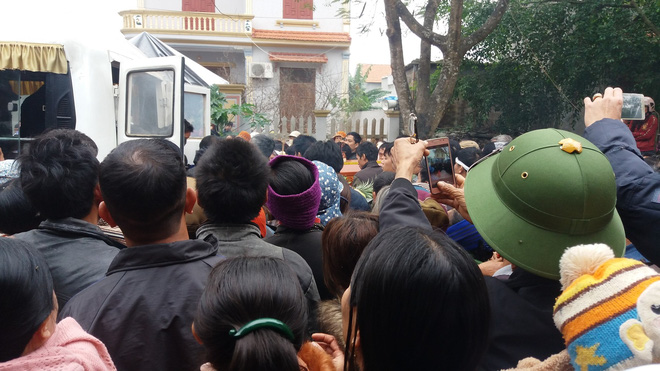 hang nghin nguoi tien dua 3 me con bi chong sat hai trong dem o thanh hoa