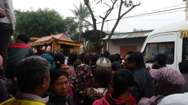 hang nghin nguoi tien dua 3 me con bi chong sat hai trong dem o thanh hoa