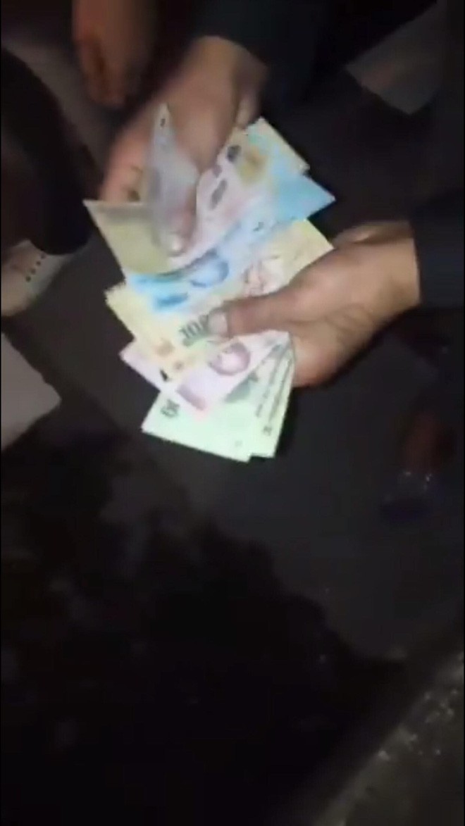 nhom thanh nien cam hung khi chan o to xin deu tien co the doi dien muc an 7 den 15 nam tu