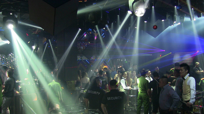 nhieu nam nu dan choi tim cach thao chay khi cong an ap vao kiem tra 2 quan bar o trung tam sai gon