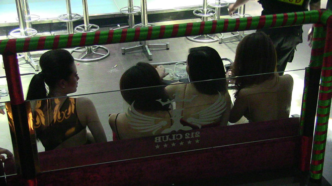 nhieu nam nu dan choi tim cach thao chay khi cong an ap vao kiem tra 2 quan bar o trung tam sai gon