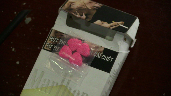 nhieu nam nu dan choi tim cach thao chay khi cong an ap vao kiem tra 2 quan bar o trung tam sai gon