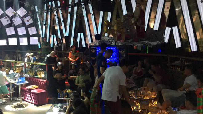 nhieu nam nu dan choi tim cach thao chay khi cong an ap vao kiem tra 2 quan bar o trung tam sai gon