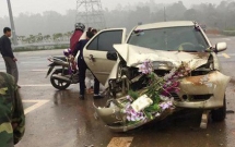 phu tho xe cuoi gap tai nan bep dum dau khi dang dua co dau ve nha chong