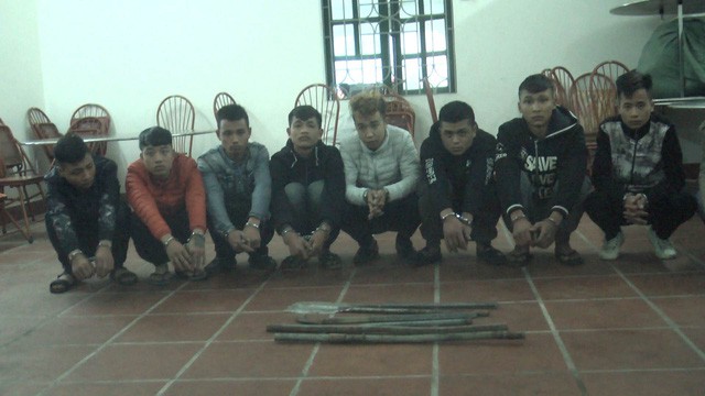 nhom thanh nien khai do say ruou nen cam hung khi len cao toc de chup anh sau do moi chan xe xin tien