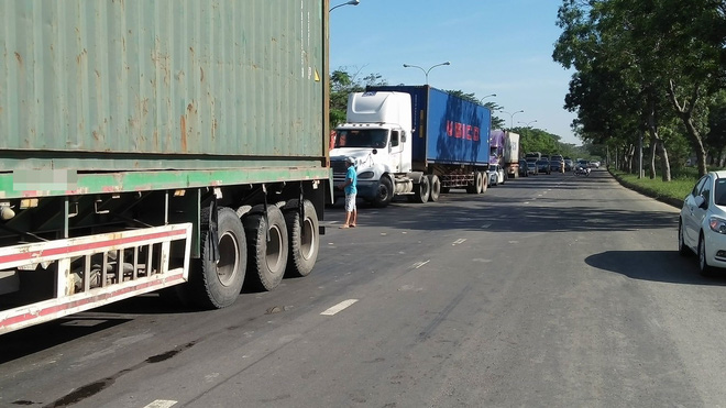 tp hcm xe container lao vao dong phuong tien dang dung den do gay tai nan lien hoan 2 nguoi trong thuong