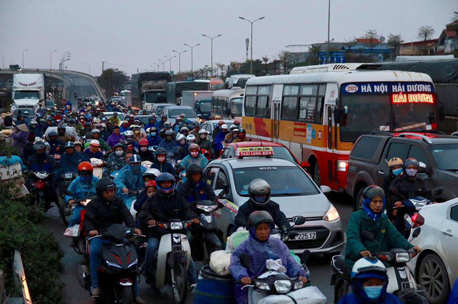 ha noi nguoi dan tiep tuc ve que nghi tet duong lich duong cao toc quoc lo 5 un tac keo dai hang km