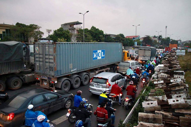 ha noi nguoi dan tiep tuc ve que nghi tet duong lich duong cao toc quoc lo 5 un tac keo dai hang km