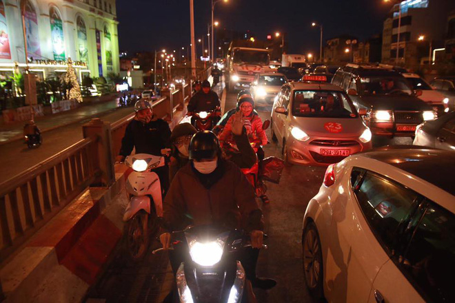 ha noi nguoi dan tiep tuc ve que nghi tet duong lich duong cao toc quoc lo 5 un tac keo dai hang km