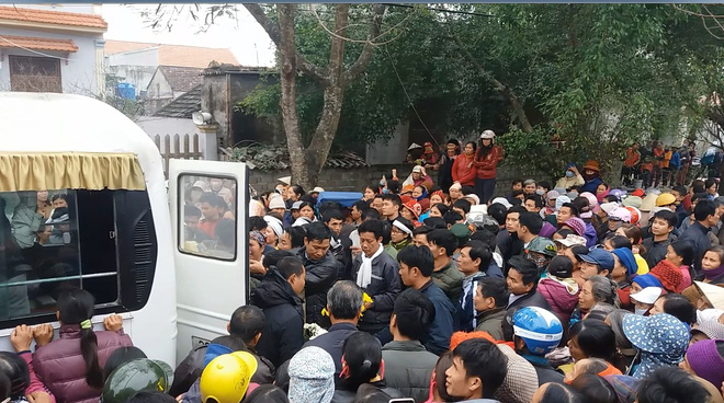 vu chong sat hai vo va 2 con gai toi rung roi chan tay khi thay mat 2 chau be van mo