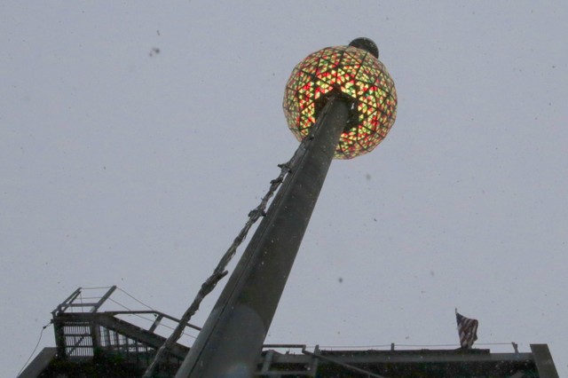 the gioi ruc ro chao don nam moi 2018 chau au siet chat an ninh tai nhung diem nong