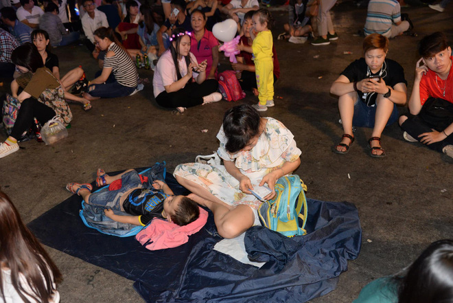 hinh anh nhin thoi da met thanh nien say bet nhe nam lan ra giua pho di bo tre con di theo bo me va vat cho giao thua