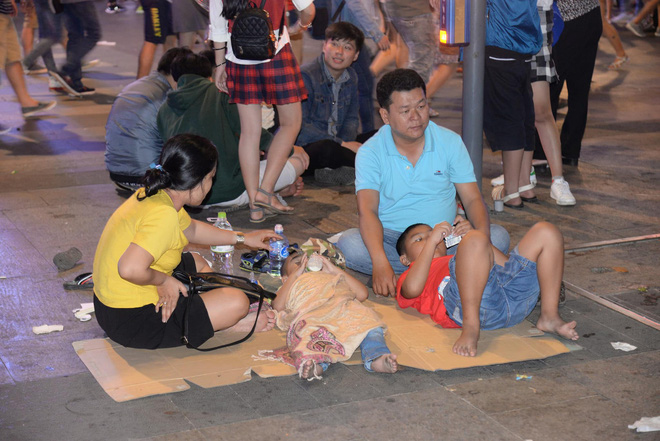 hinh anh nhin thoi da met thanh nien say bet nhe nam lan ra giua pho di bo tre con di theo bo me va vat cho giao thua