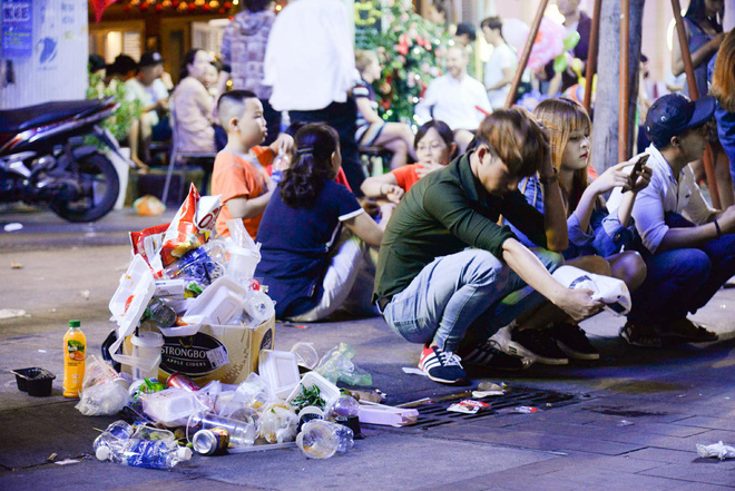 hinh anh nhin thoi da met thanh nien say bet nhe nam lan ra giua pho di bo tre con di theo bo me va vat cho giao thua