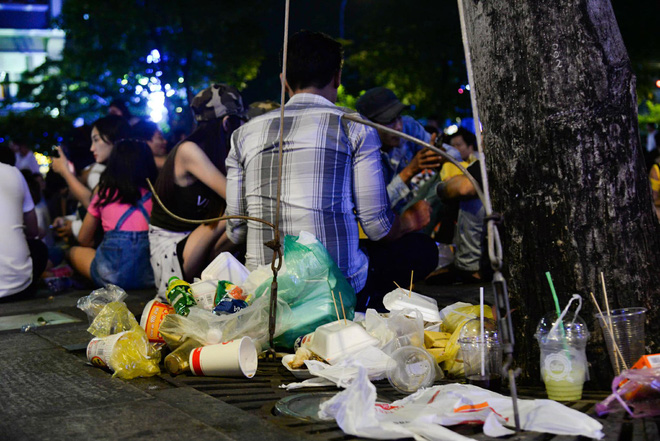 hinh anh nhin thoi da met thanh nien say bet nhe nam lan ra giua pho di bo tre con di theo bo me va vat cho giao thua